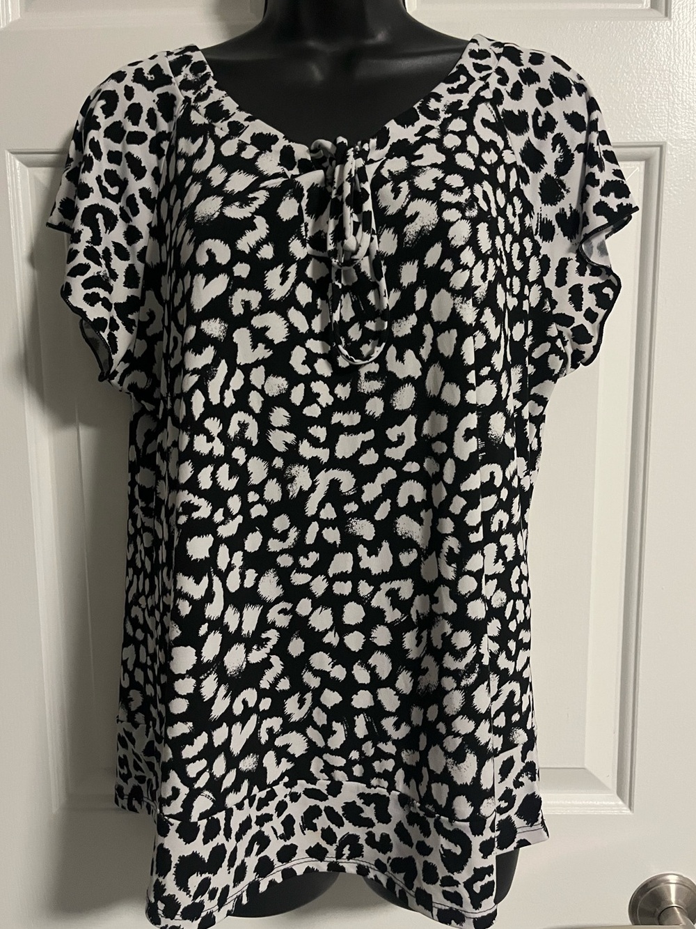 NWOT Black & White Leopard Print Flutter Sleeve Top Size XL